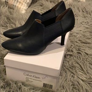 Calvin Klein woman shoes navy color size 9M.